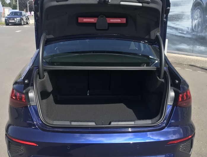 Audi A3 berline bleue coffre SAN Mazuin