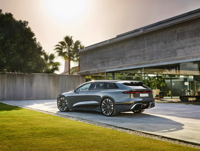 Audi A6 e-tron concept, deuxième du nom : dans le cadre de l’édition 2022 de sa conférence de presse annuelle, Audi présente le prochain modèle de la future gamme A6 à propulsion électrique, à savoir l'Avant. Il y a près d'un an, en avril 2021, le constructeur aux quatre anneaux présentait l'Audi A6 Sportback à propulsion électrique à l’occasion du salon de l'automobile de Shanghai. Le concept car A6 Avant e-tron, proche de la version de production, illustre désormais la synthèse entre une technologie de pr