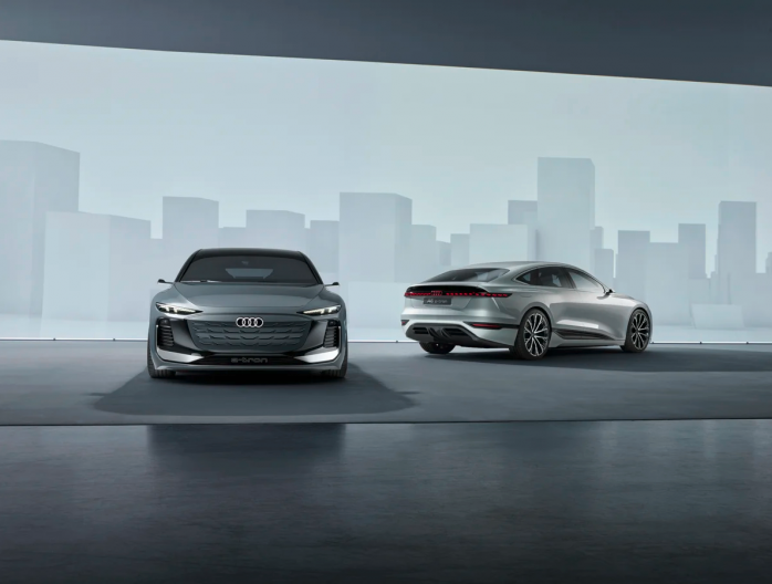 Audi A6 e-tron concept, deuxième du nom : dans le cadre de l’édition 2022 de sa conférence de presse annuelle, Audi présente le prochain modèle de la future gamme A6 à propulsion électrique, à savoir l'Avant. Il y a près d'un an, en avril 2021, le constructeur aux quatre anneaux présentait l'Audi A6 Sportback à propulsion électrique à l’occasion du salon de l'automobile de Shanghai. Le concept car A6 Avant e-tron, proche de la version de production, illustre désormais la synthèse entre une technologie de pr