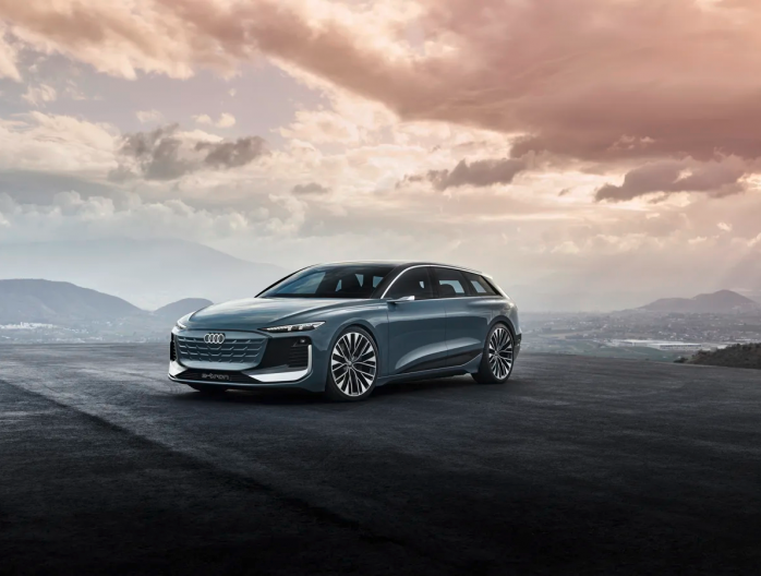 Audi A6 e-tron concept, deuxième du nom : dans le cadre de l’édition 2022 de sa conférence de presse annuelle, Audi présente le prochain modèle de la future gamme A6 à propulsion électrique, à savoir l'Avant. Il y a près d'un an, en avril 2021, le constructeur aux quatre anneaux présentait l'Audi A6 Sportback à propulsion électrique à l’occasion du salon de l'automobile de Shanghai. Le concept car A6 Avant e-tron, proche de la version de production, illustre désormais la synthèse entre une technologie de pr