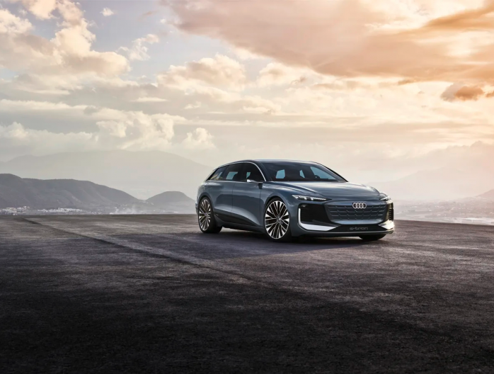 Audi A6 e-tron concept, deuxième du nom : dans le cadre de l’édition 2022 de sa conférence de presse annuelle, Audi présente le prochain modèle de la future gamme A6 à propulsion électrique, à savoir l'Avant. Il y a près d'un an, en avril 2021, le constructeur aux quatre anneaux présentait l'Audi A6 Sportback à propulsion électrique à l’occasion du salon de l'automobile de Shanghai. Le concept car A6 Avant e-tron, proche de la version de production, illustre désormais la synthèse entre une technologie de pr