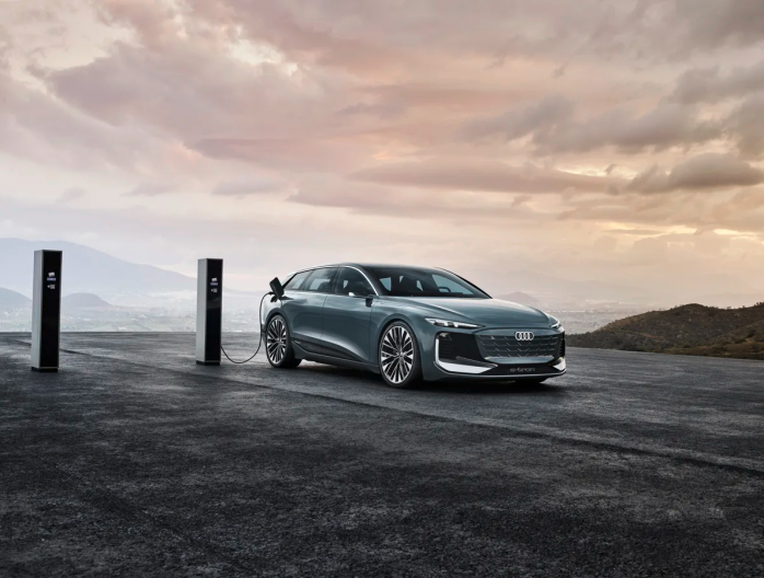 Audi A6 e-tron concept, deuxième du nom : dans le cadre de l’édition 2022 de sa conférence de presse annuelle, Audi présente le prochain modèle de la future gamme A6 à propulsion électrique, à savoir l'Avant. Il y a près d'un an, en avril 2021, le constructeur aux quatre anneaux présentait l'Audi A6 Sportback à propulsion électrique à l’occasion du salon de l'automobile de Shanghai. Le concept car A6 Avant e-tron, proche de la version de production, illustre désormais la synthèse entre une technologie de pr