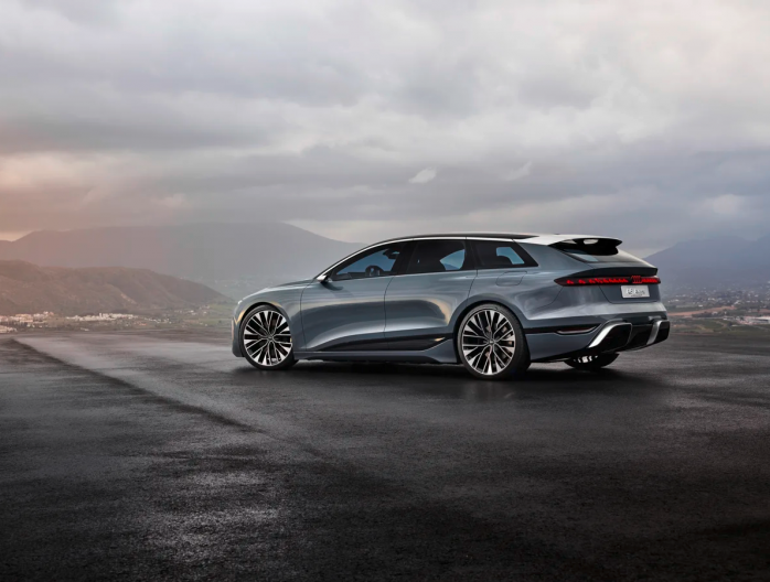 Audi A6 e-tron concept, deuxième du nom : dans le cadre de l’édition 2022 de sa conférence de presse annuelle, Audi présente le prochain modèle de la future gamme A6 à propulsion électrique, à savoir l'Avant. Il y a près d'un an, en avril 2021, le constructeur aux quatre anneaux présentait l'Audi A6 Sportback à propulsion électrique à l’occasion du salon de l'automobile de Shanghai. Le concept car A6 Avant e-tron, proche de la version de production, illustre désormais la synthèse entre une technologie de pr