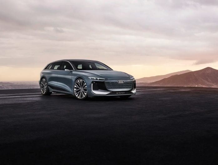 Audi A6 e-tron concept, deuxième du nom : dans le cadre de l’édition 2022 de sa conférence de presse annuelle, Audi présente le prochain modèle de la future gamme A6 à propulsion électrique, à savoir l'Avant. Il y a près d'un an, en avril 2021, le constructeur aux quatre anneaux présentait l'Audi A6 Sportback à propulsion électrique à l’occasion du salon de l'automobile de Shanghai. Le concept car A6 Avant e-tron, proche de la version de production, illustre désormais la synthèse entre une technologie de pr