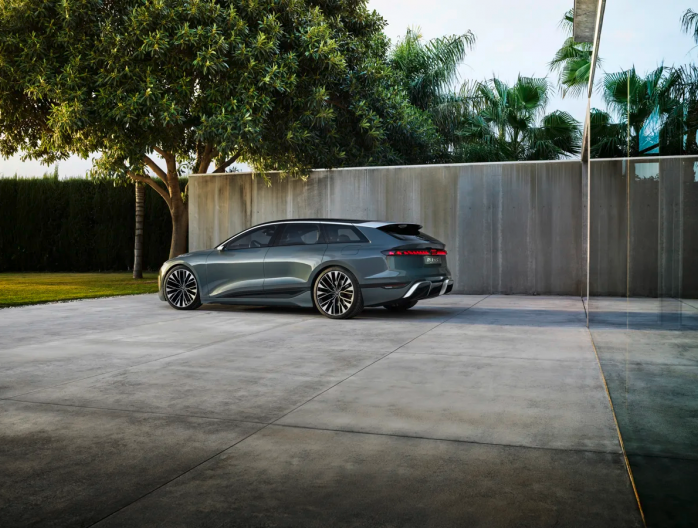 Audi A6 e-tron concept, deuxième du nom : dans le cadre de l’édition 2022 de sa conférence de presse annuelle, Audi présente le prochain modèle de la future gamme A6 à propulsion électrique, à savoir l'Avant. Il y a près d'un an, en avril 2021, le constructeur aux quatre anneaux présentait l'Audi A6 Sportback à propulsion électrique à l’occasion du salon de l'automobile de Shanghai. Le concept car A6 Avant e-tron, proche de la version de production, illustre désormais la synthèse entre une technologie de pr
