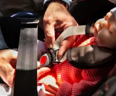 bien fixer votre bébé en voiture