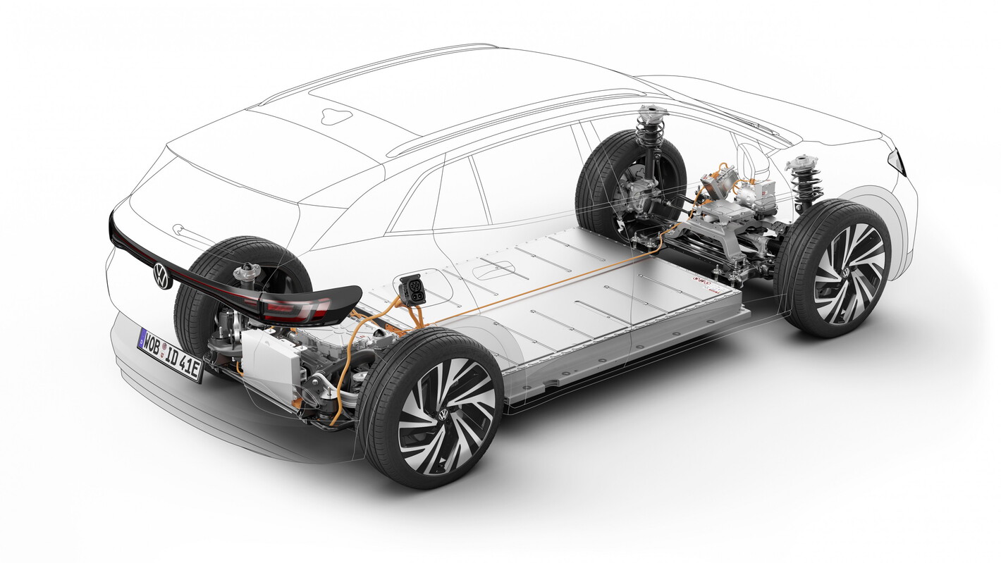 Un moteur électrique est installé directement en amont de l’essieu arrière de l’ID.4. Il entraîne les roues via une boîte monorapport. Il s’agit d’un moteur synchrone à aimants permanents (PSM) compact, léger et très performant. Il affiche une puissance de 150 kW (204 ch) dans les deux modèles spéciaux, et leur couple de 310 Nm est disponible dès le démarrage. L’accélération de 0 à 100 km/h prend seulement 8,5 secondes, la vitesse maximale est limitée à 160 km/h. Un modèle haut de gamme encore plus puissant