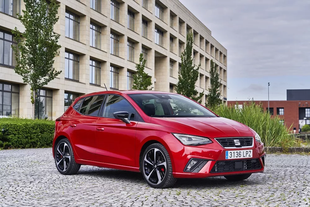 Voiture SEAT Ibiza rouge 2022